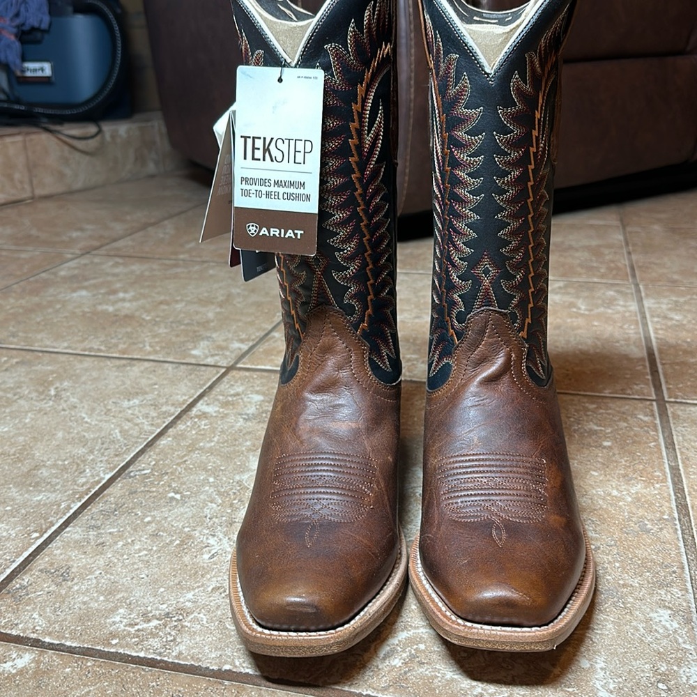 Brand new Ariat boots tan and black.
